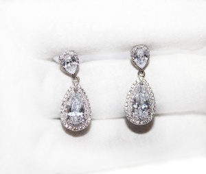 Pendientes de Plata de Ley 925 con Circonita Cúbica en Forma de Pera y Halo, Estilo Lágrima, Venta al por Mayor, Memoria Jewels - Product Image 1