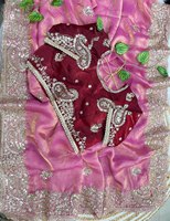 Sari de créateur Fendi en satin glamour avec bordure richement brodée de sequins, motifs Butti brodés sur toute la surface et blouse fantaisie à Latkan – Sari élégant