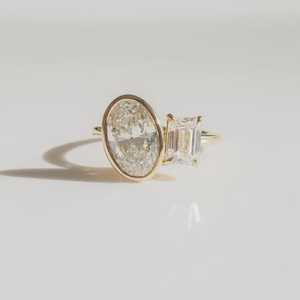 แหวน Toi Et Moi เพชรเพาะเลี้ยงทรงรี 2.01 กะรัต และทรงเหลี่ยมมรกต 1.01 กะรัต ทองคำแท้ 14K ของขวัญสุดหรูสำหรับงานปาร์ตี้ - Product Image 3