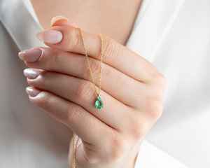 Collar con Colgante de Esmeralda en Forma de Lágrima, Oro Sólido de 14K, Joyería Clásica para Mujer - Product Image 5