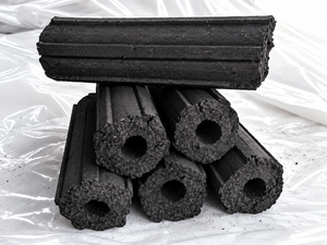 Briquetas de Carbón Negro de Cáscara de Coco Hexagonal Cocotronics Energy, 75% de Carbono Fijo, 5100-7500 Kcal/kg, Contenido de Ceniza 10-25%, Larga Duración - Product Image 1