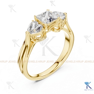 Anillo de Diamantes CVD Cultivados en Laboratorio con 3 Piedras, Corte Princesa y Corazón, Oro Sólido - Product Image 4
