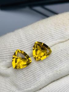 Paire de citrines naturelles de qualité AAA, taille trillion, 11,92 carats, couleur jaune doré vif assortie, lustre excellent, qualité bijoux IGI - Product Image 1