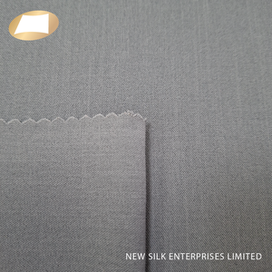 Tissu sergé tissé en 96 % polyester et 4 % élasthanne, avec une belle poignée, très demandé pour les chemises - Product Image 6