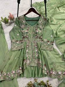 Ensemble palazzo et dupatta exclusif et tendance avec broderies et sequins lourds pour mariages et saisons festives, export en gros - Product Image 3