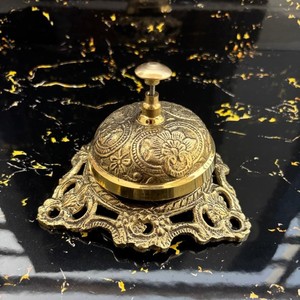Cloche de table décorative en laiton de style antique avec motif en relief, sonnette à pression pour réception, comptoir, bureau et décoration intérieure - Product Image 3