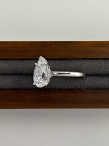 แหวนเพชรทรงลูกแพร์ 3 กะรัต เพชรสร้างในห้องปฏิบัติการ ดีไซน์วงแหวนซ่อนรอบเพชร ทองคำขาว 14K แหวนหมั้นเพชรเม็ดเดี่ยว เครื่องประดับเจ้าสาวสุดหรู ของขวัญ - Product Image 4