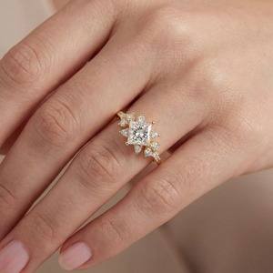 Anillo de Compromiso Clásico con Diamantes Cultivados en Laboratorio, Corte Princesa, Diseño Floral, Oro Amarillo de 14K, Peso Total de Diamantes de 1.50 CT - Product Image 6