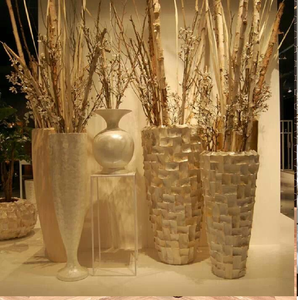 Ensemble de vases de sol géométriques en or martelé. Décoration d'intérieur luxueuse en métal à facettes multiples. Disponible à prix de gros. - Product Image 2