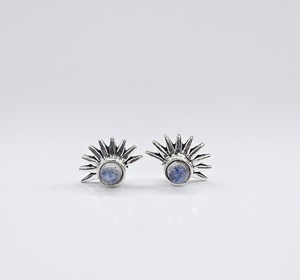 Boucles d'oreilles clous artisanales en pierre de lune bleue feu ronde, argent oxydé 925, design soleil éclatant, fabricant de bijoux - Product Image 5