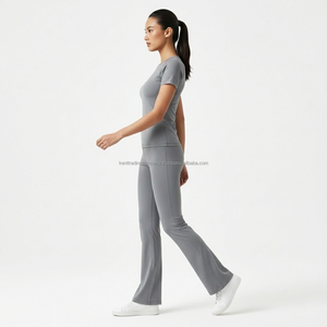 ชุดออกกำลังกายขายส่งพร้อมโลโก้สั่งทำ เสื้อโยคะแขนสั้นทรงเข้ารูปสำหรับผู้หญิง และกางเกงโยคะขาบาน ชุด 2 ชิ้น ระบายอากาศได้ดี - Product Image 2