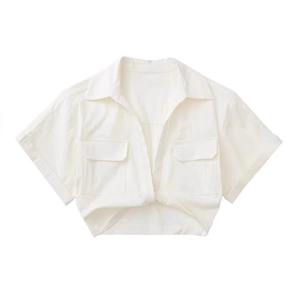 Chemise crop top pour femme, coupe moderne, tissu doux, idéale pour les tenues décontractées et le confort quotidien. - Product Image 1