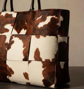 Nuevo Bolso Tote de Piel de Vaca con Pelo, Elegante y de Moda para Mujer, en Oferta, Diseño Multiusos, Resistente y Sostenible - Product Image 2