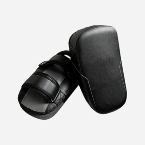 แผ่นรองเตะมวยไทยโค้งแบบมีโลโก้สั่งทำได้ ขายส่ง แผ่นรองเตะหนัง PU คุณภาพสูง สำหรับฝึกซ้อม MMA แผ่นรองเตะมวยไทย - Product Image 1