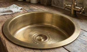 Lavabo redondo de latón tradicional de estilo rústico para diseño de baño étnico que combina la herencia con el uso funcional. - Product Image 4