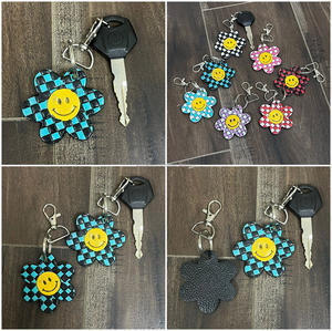 Porte-clés en cuir véritable personnalisé à motif floral, design premium en cuir à carreaux avec visage souriant, joli breloque de sac unisexe pour la vente en gros - Product Image 3