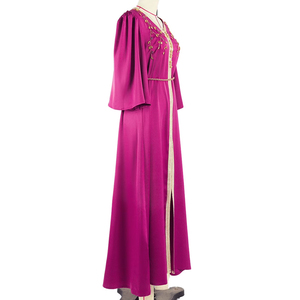 Elegante Vestido Largo de Satén Morado con Bordado, Mangas Acampanadas, Cuello Redondo y Silueta Recta - Product Image 3