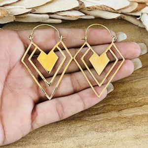 Boucles d'oreilles géométriques minimalistes très demandées en laiton pour femmes, finition laiton antique, boucles d'oreilles créoles Chevron pour la vente en gros/OEM/ODM - Product Image 3
