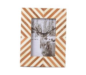 Marco de Fotos Personalizable con Diseño Geométrico Zigzag Hecho a Mano, con Secciones en Madera Cálida y Crema, para un Estilo Contemporáneo - Product Image 1