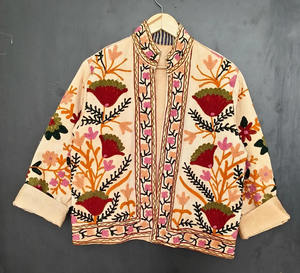 Chaqueta de Lona Bordada a Mano con Diseño Suzani, Patrones Florales Cosidos a Mano, Riqueza Cultural y Artesanía - Product Image 4
