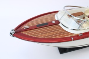 Modelo de Lancha Italiana RIVA AQUARIVA GUCCII Pintada en Blanco, Hecha a Mano en Madera, Temática Náutica, Forma Irregular - Product Image 2