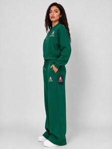 Chándal de mujer de alta calidad con tela transpirable, costuras duraderas y diseño cómodo para un estilo de vida activo. - Product Image 6