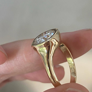 แหวนเพชรทรงกลม 2 กะรัต เพชรเลี้ยงในห้องปฏิบัติการ ชุบทอง 14K รับรองโดย IGI แหวนแต่งงานหรูหราสำหรับเธอ - Product Image 2