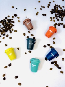 Café instantáneo liofilizado: Set de cápsulas de café coloridas con etiquetas diarias para amantes del café instantáneo - Product Image 3