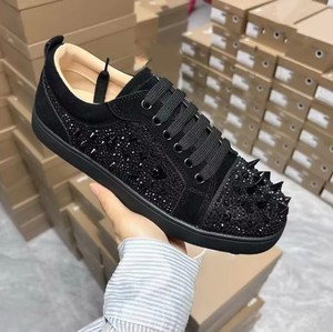 Mocassins en cuir de luxe de qualité supérieure avec rivets découpés, chaussures plates pour le sport en plein air, baskets de luxe pour hommes à semelle rouge - Product Image 3