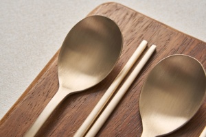 NOBBAN Anseong Premium Hand-forged Bangjja Yugi Korean Traditional Brassware Turtle Motif Style 4-Person Spoon and <b>Chopstick</b> Set - Product Image 2
