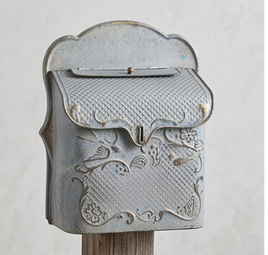 Boîte aux lettres vintage en acier galvanisé avec motif floral en relief, montage sur poteau, accès frontal décoratif, boîte aux lettres élégante - Product Image 1