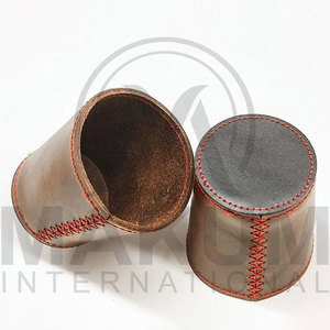 Gobelets à dés en cuir faits à la main personnalisés pour les jeux de casino, logo personnalisé - Product Image 3