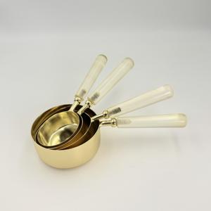 Taza Medidora de Acero Inoxidable con Asa de Resina Transparente y Recubrimiento Dorado PVD, Apta para Lavavajillas, Producto en Oferta, Envío Inmediato - Product Image 1