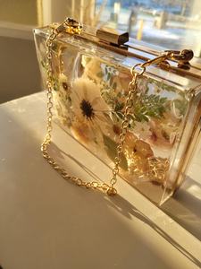 Pochette en résine peinte à la main, écologique, avec fleurs pressées, motif prairie ensoleillée, pour décorations de mariage - Product Image 4