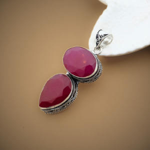 Pendentif goutte d'eau en rubis fait main dans un serti en argent plaqué - Product Image 4