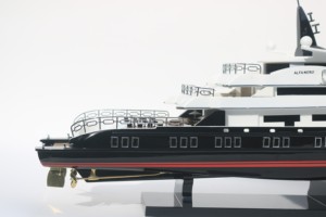 Modèle de yacht moderne en bois artisanal ALFA NERO des îles Cayman, sur pied, pour décoration intérieure, collection ou cadeau d'affaires - Product Image 4