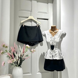 Elegante Conjunto de Dos Piezas para Mujer, Top Blanco Casual con Encaje y Falda Midi Negra, Corte Regular, Manga Corta - Product Image 3