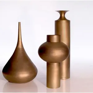 Grand vase à fleurs en métal moderne pour les festivals d'automne, mettant en valeur des fleurs audacieuses et éclatantes dans les espaces extérieurs pour les visiteurs - Product Image 5