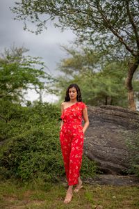 Vestido de Verano Casual de Longitud Midi con Estampado Floral Rojo, de un Solo Hombro, con Cinturón, Ajuste Holgado, Tejido, Elegante y Hermoso para Mujer - Product Image 1