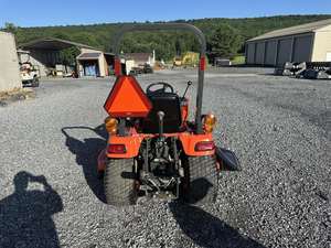 Tractor Compacto Kubota BX2360 - Diésel de 23 HP - Transmisión Hidrostática - Equipo para Pequeñas Granjas y Jardinería - Product Image 3