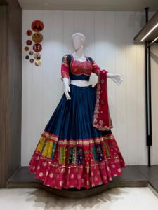 Conjunto de Chaniya Choli de Seda Romana Premium con Dupatta de Georgette Vintage y Adornos de Espejo para Mujer, Ropa Festiva - Product Image 2