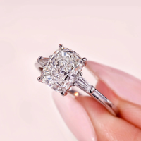 Anillo de compromiso y boda con 3 diamantes de laboratorio de corte cojín alargado de 2.15 quilates, chapado en oro de 14k, estilo eternidad Vermeil