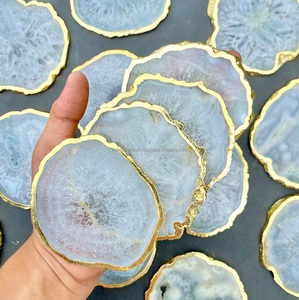Ensemble de dessous-de-verre en agate blanche naturelle |   Sous-verre en cristal géode translucide avec bordure dorée électro-plaquée pour la protection de la table - Product Image 2
