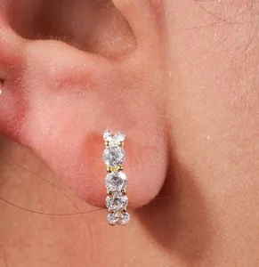 Boucles d'oreilles créoles pour femmes Tishya en or jaune massif 14 carats avec diamants moissanite 3 carats taille ronde, portés à l'intérieur et à l'extérieur de l'oreille - Product Image 3