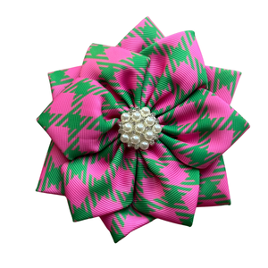 Broche Fleurie Pied-de-Poule Rose et Vert, Bijou Élégant pour Femme, Accessoire de Mode Unique avec Motif Distinctif - Product Image 1