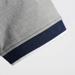Polo pour homme à motif à pois gris, manches courtes, en coton tricoté, design décontracté et respirant, col et poignets à bordure marine - Product Image 6