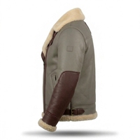 Blouson en cuir shearling gris ardoise et bordeaux pour homme, avec fermeture éclair asymétrique, col à revers en polaire crème et empiècements marron, chaud pour l'hiver, style motard