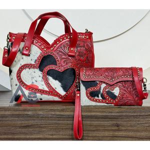 Conjunto de dos piezas de bolso tote y bandolera de cuero vacuno repujado a mano estilo occidental con diseño de doble corazón para mujer - Product Image 1