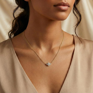 Colgante Solitario Clásico con Diamante Corte Pera en Oro Sólido de 18K con Engaste de Garra para Joyería de Boda Femenina - Product Image 5