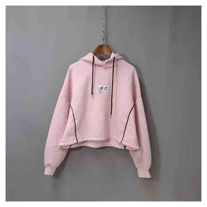 เสื้อฮู้ดครอปปักลาย LOVE สีชมพูสำหรับผู้หญิง - Product Image 6